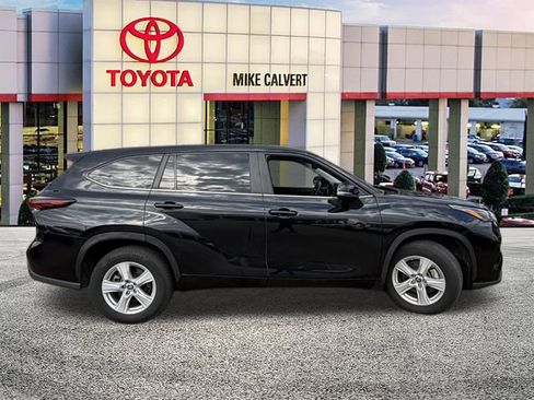 Used 2024 Toyota Highlander LE image 7