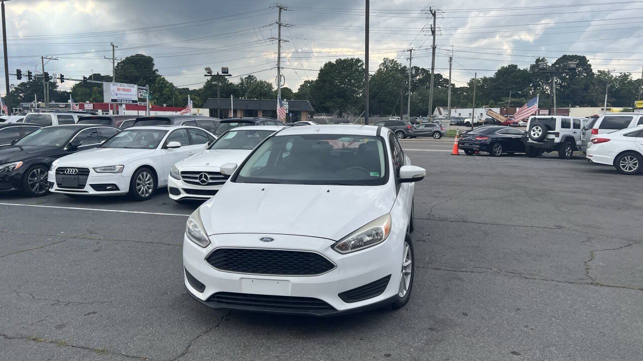 Used 2017 Ford Focus SE FWD image 1