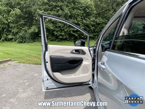 Used 2024 Chrysler Pacifica Touring-L image 12