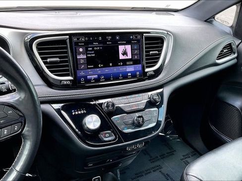 Used 2021 Chrysler Pacifica Touring-L w/ Uconnect Theater Family Group FWD image 15