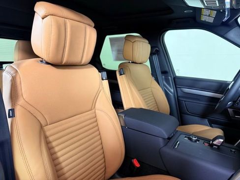 Certified 2025 Land Rover Discovery Dynamic SE image 39