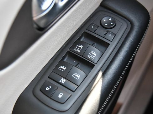 Used 2023 Chrysler Voyager LX FWD image 33