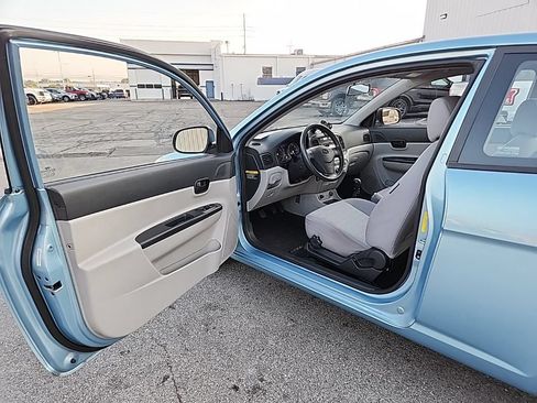 Used 2010 Hyundai Accent GS w/ Premium Pkg 3 FWD image 9
