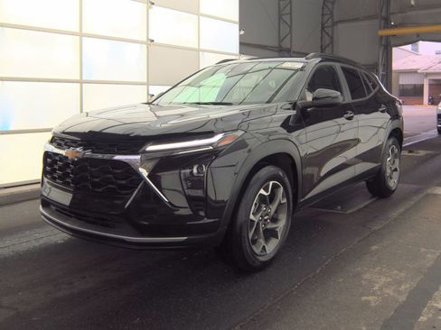 Used 2024 Chevrolet Trax LT w/ LT Convenience Package image 3