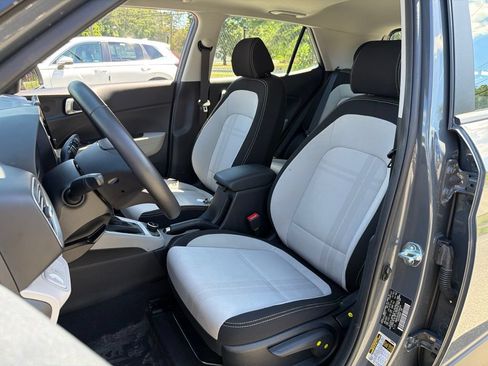 Used 2025 Hyundai Venue SEL FWD image 18