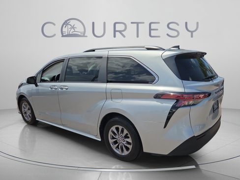 Used 2021 Toyota Sienna XLE w/ XLE Plus Package FWD image 3