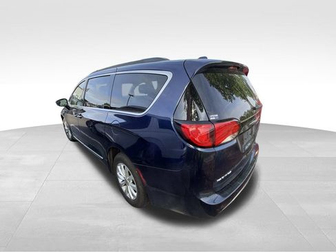 Used 2017 Chrysler Pacifica Touring-L image 4