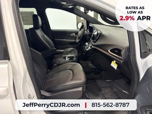New 2027 Chrysler Pacifica Select FWD image 21