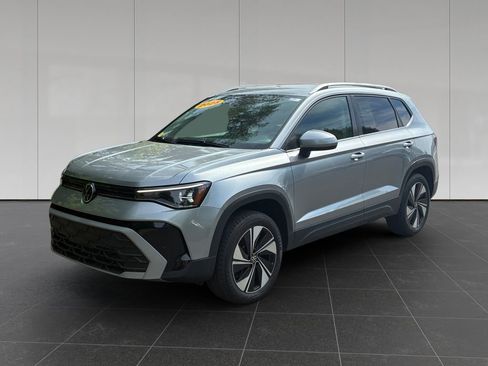 Used 2025 Volkswagen Taos SE AWD/4WD image 1
