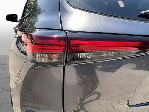 Used 2025 Toyota Highlander XLE FWD image 28