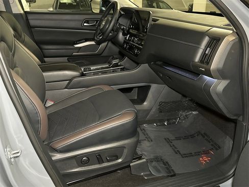 Used 2023 Nissan Pathfinder Platinum image 8