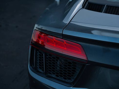 Used 2018 Audi R8 V10 w/ Premium Package RWD image 19