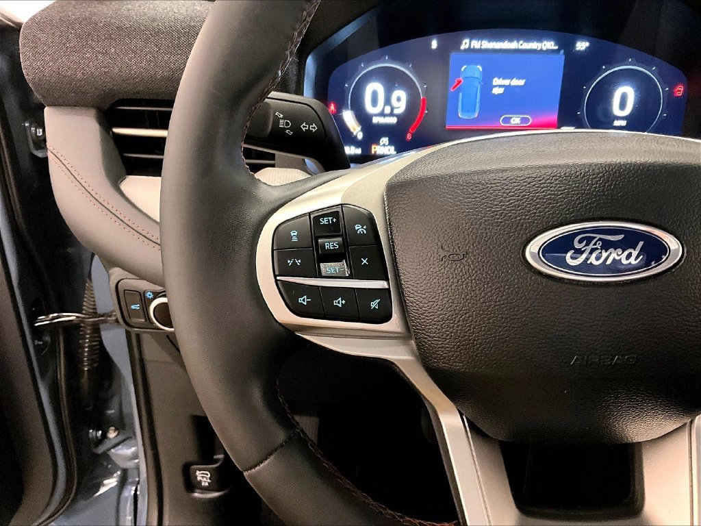 Used 2025 Ford Explorer Active AWD/4WD image 11