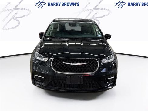 Used 2023 Chrysler Pacifica Touring-L image 6