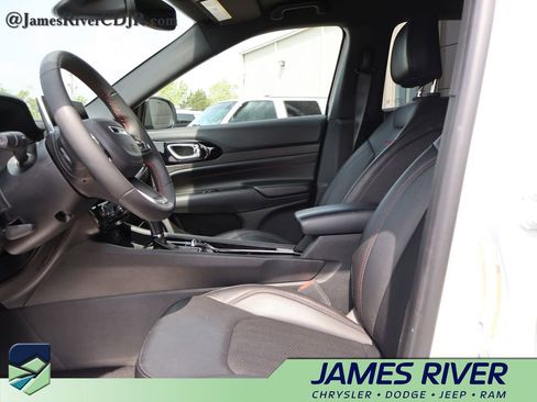 Used 2025 Jeep Compass Trailhawk AWD/4WD image 22