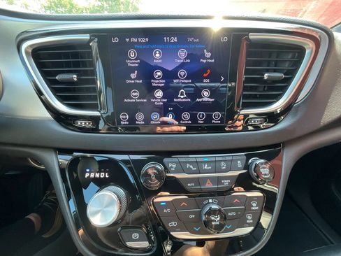 Used 2018 Chrysler Pacifica Touring-L Plus w/ Advanced Safetytec Group FWD image 33