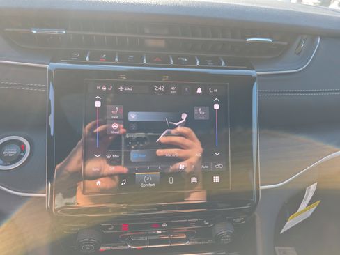 New 2025 Jeep Grand Cherokee Altitude image 5