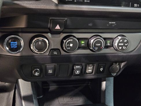 Used 2019 Toyota Tacoma TRD Off-Road AWD/4WD image 30