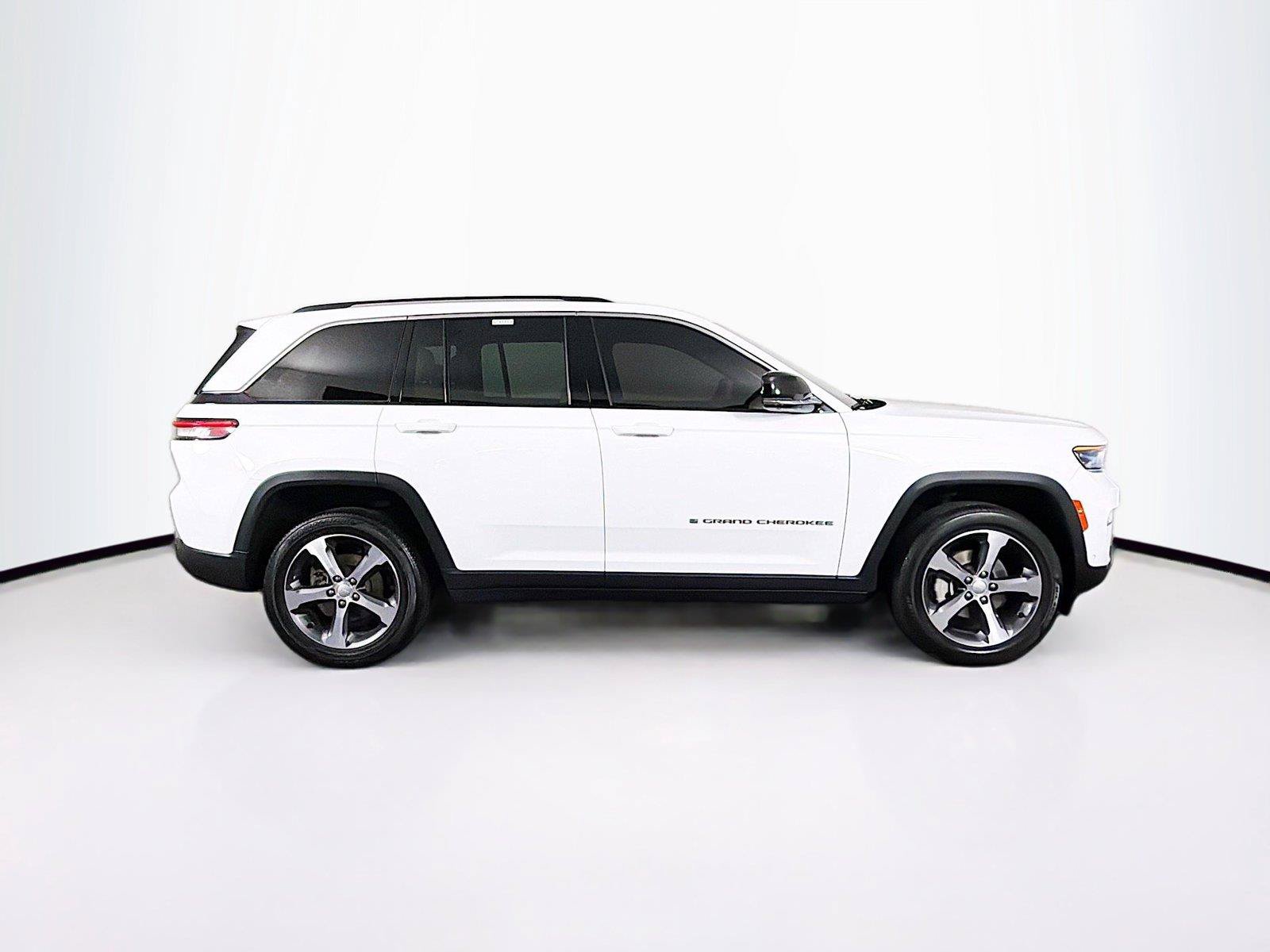 Used 2023 Jeep Grand Cherokee Limited w/ Luxury Tech Group II AWD/4WD image 12