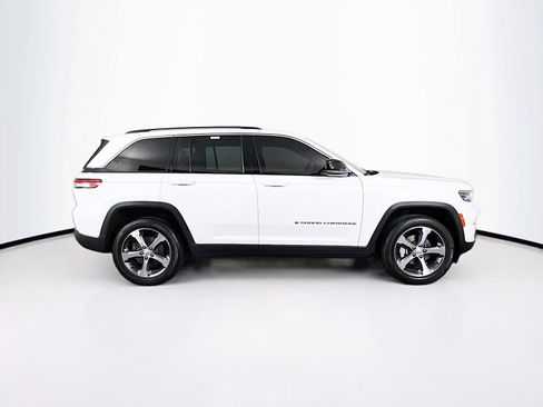 Used 2023 Jeep Grand Cherokee Limited w/ Luxury Tech Group II AWD/4WD image 12