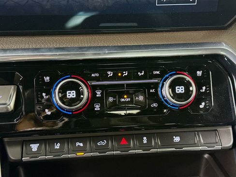 Used 2025 GMC Sierra 3500 Denali w/ Technology Package image 18