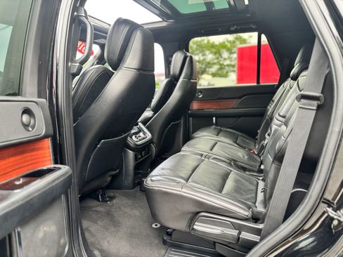 Used 2018 Lincoln Navigator Select w/ Technology Package AWD/4WD image 14