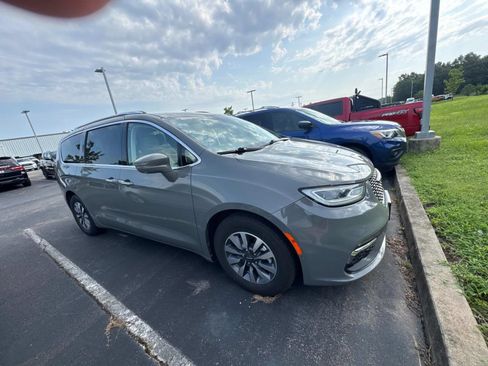 Used 2021 Chrysler Pacifica Touring-L FWD image 6
