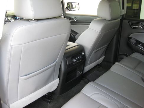 Used 2018 Chevrolet Suburban LT RWD image 29
