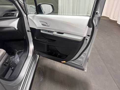 Used 2025 Toyota Sienna XLE FWD image 16