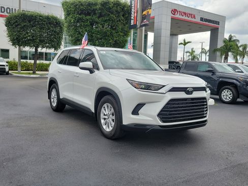 Used 2024 Toyota Grand Highlander FWD image 2