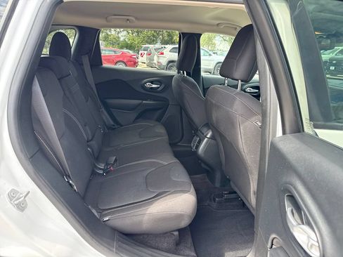 Used 2016 Jeep Cherokee Latitude FWD image 24