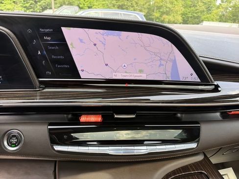Used 2021 Cadillac Escalade Premium Luxury AWD/4WD image 21