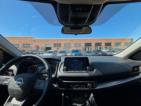 Used 2025 Nissan Rogue SV FWD image 35