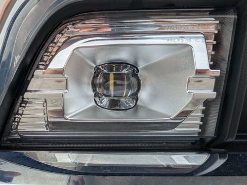 Used 2022 Chevrolet Silverado 1500 LTZ w/ Technology Package AWD/4WD image 11