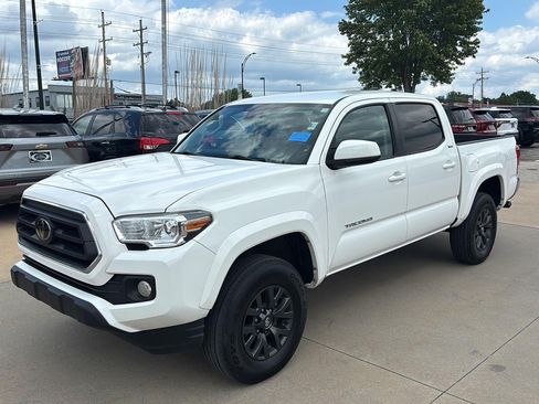 Used 2023 Toyota Tacoma SR5 AWD/4WD image 3