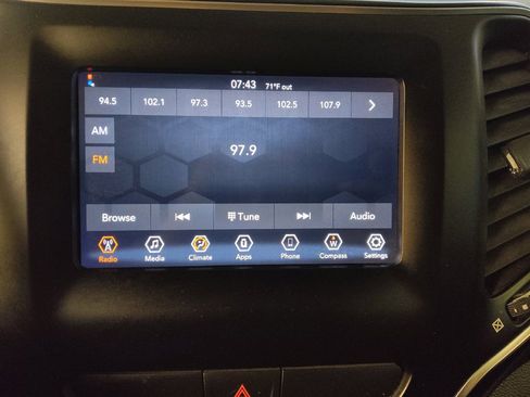 Used 2020 Jeep Cherokee Latitude FWD image 25