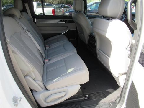 Used 2025 Jeep Wagoneer 4WD image 31