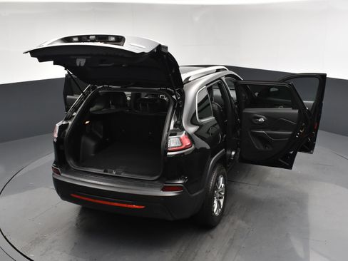 Used 2019 Jeep Cherokee Latitude Plus w/ Cold Weather Group AWD/4WD image 24