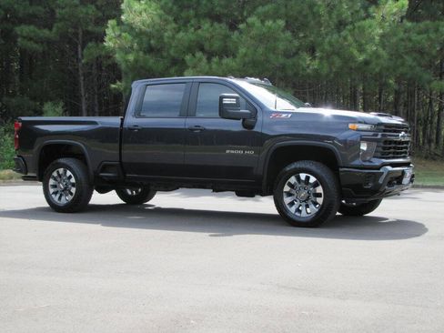 Used 2024 Chevrolet Silverado 2500 Custom w/ Custom Value Package image 3