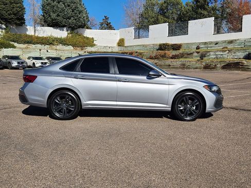 Certified 2022 Volkswagen Jetta SE w/ Panoramic Sunroof Package image 2