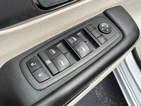 Used 2024 Chrysler Pacifica Touring-L FWD image 16