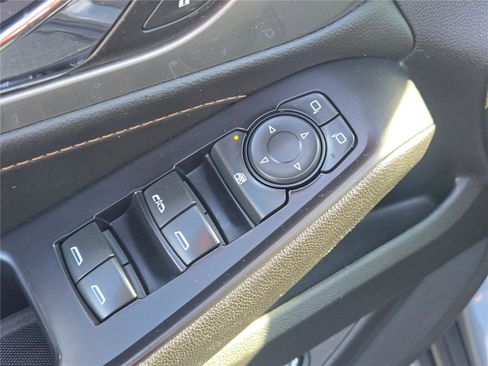 Used 2018 Chevrolet Traverse LT image 23