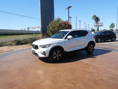 Used 2023 Volvo XC40 B5 Core image 5