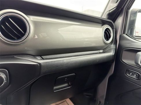 Used 2018 Jeep Wrangler Unlimited Sahara image 23