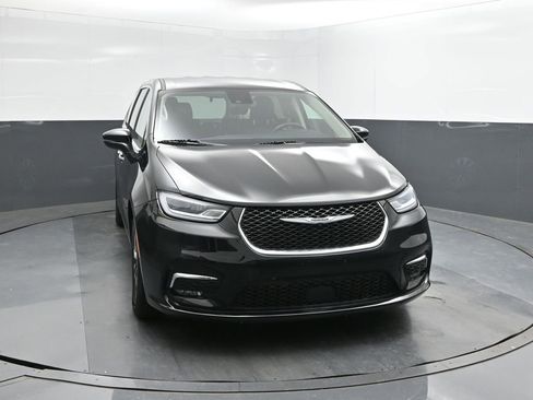 Used 2023 Chrysler Pacifica Touring-L FWD image 17