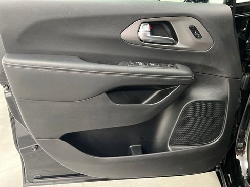 Used 2025 Chrysler Pacifica Select FWD image 11