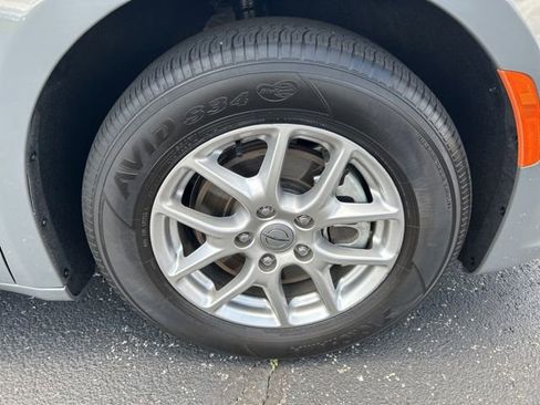 Used 2025 Chrysler Pacifica Select FWD image 19