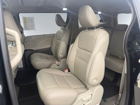 Used 2020 Toyota Sienna XLE Premium image 18