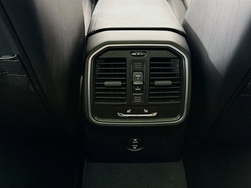 Certified 2025 Porsche Macan AWD/4WD image 27
