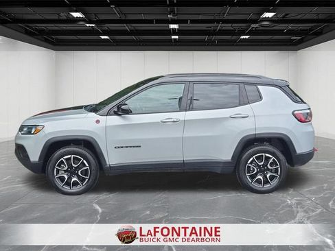 Used 2024 Jeep Compass Trailhawk AWD/4WD image 2
